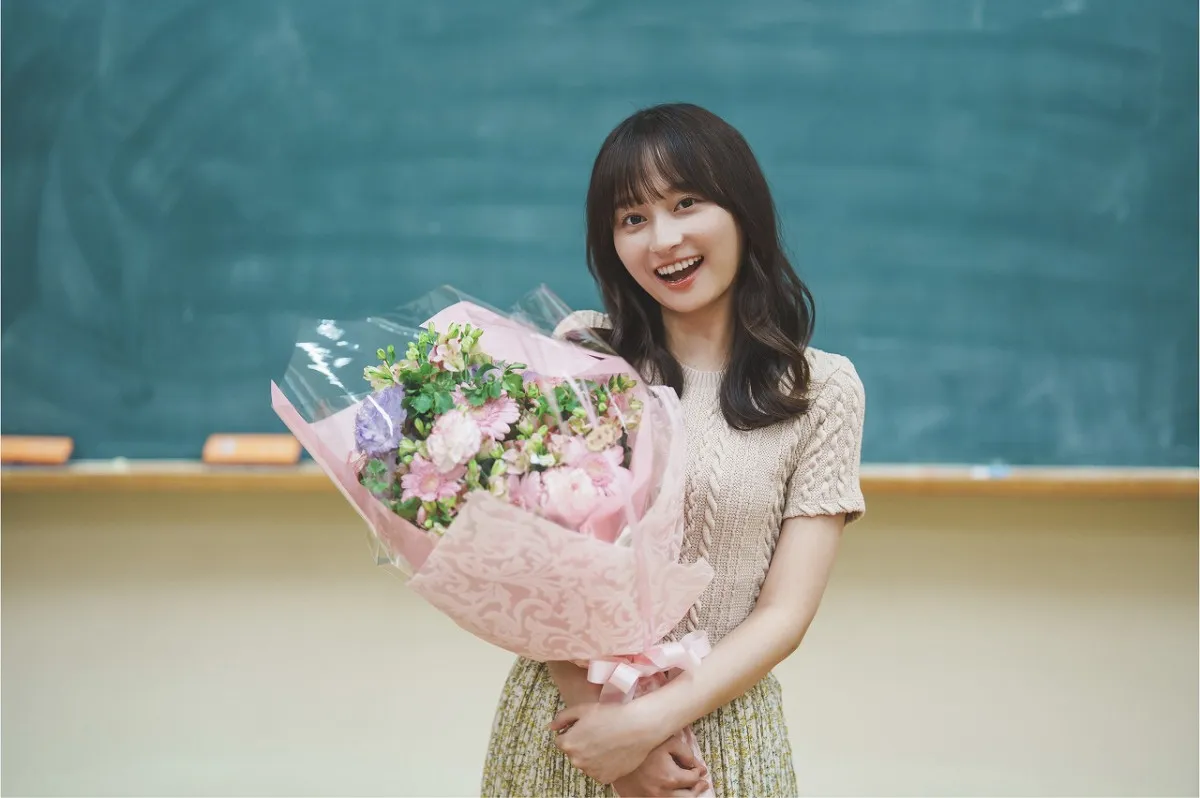 影山優佳、小学校先生姿で花束「私も願っております！」　『朝山家』いよいよ終盤・撮了コメント