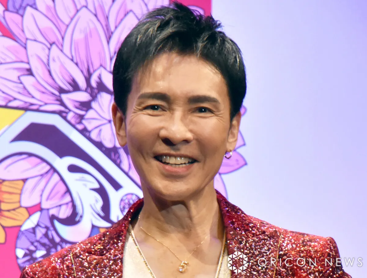 郷ひろみ、92歳迎えた母と“顔出し”親子2ショット「わぁー美人のお母さん」「お若くてお綺麗」「そっくりの笑顔」「やっぱりお二人似てますね」　誕生日を祝福