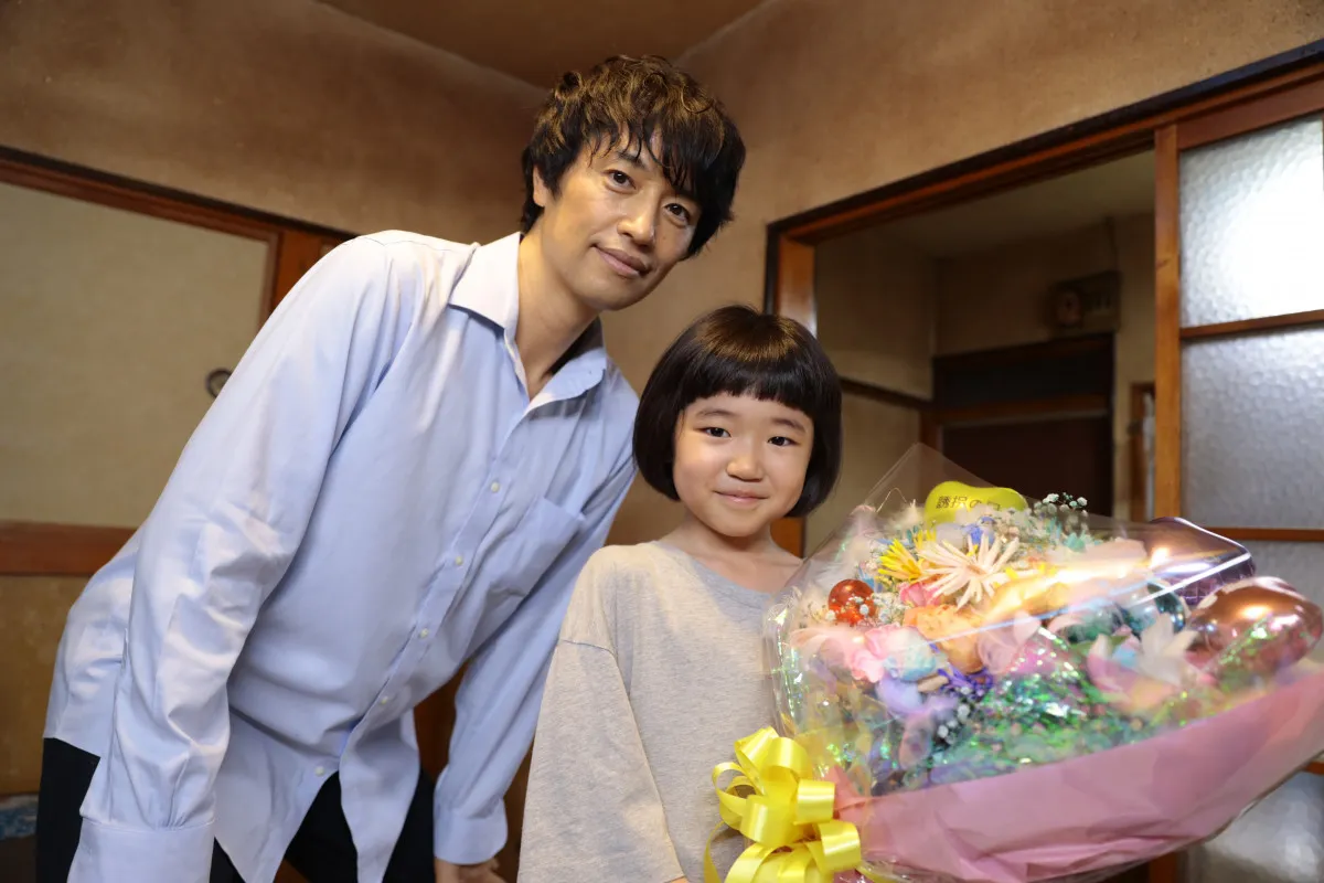 『誘拐の日』斎藤工＆永尾柚乃、“疑似親子バディ”がクランクアップ　永尾はサプライズ大成功でニンマリ