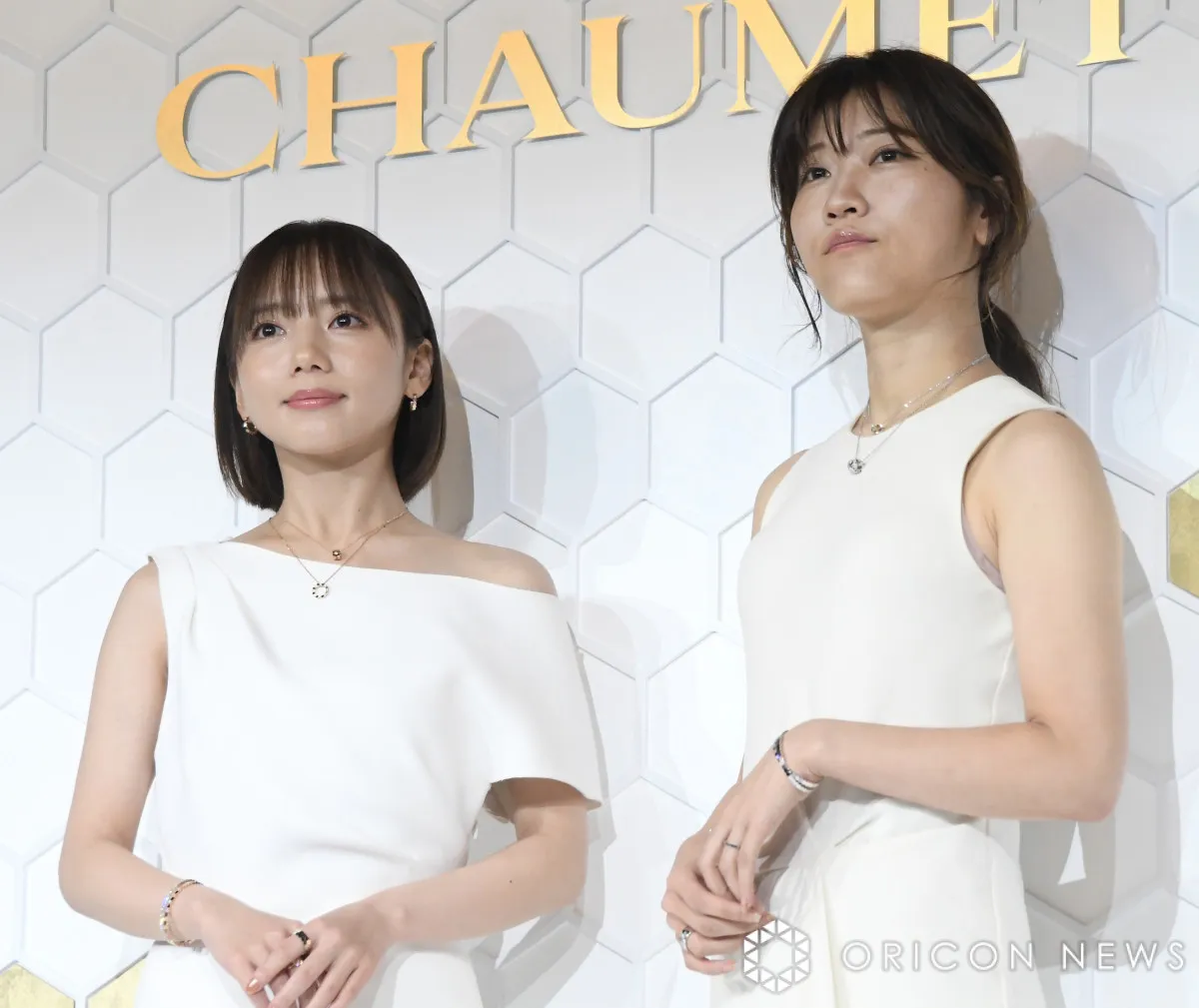 “キョコロヒー”齊藤京子＆ヒコロヒー、万博でクールな純白２ショット　仏高級ジュエリーきらびやか