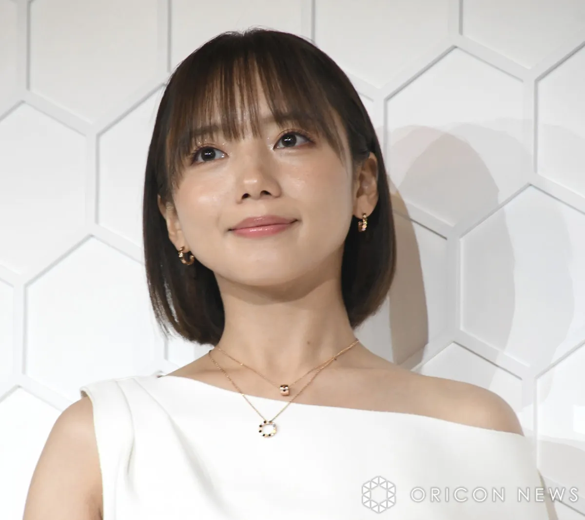 齊藤京子、総額1000万円超のコーデを披露　ショートボブ＆美肩あらわに「愛を感じるもの」語る