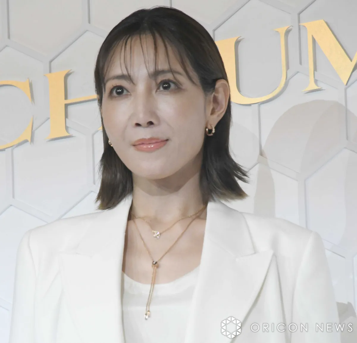 元宝塚トップスター柚希礼音、万博で総額約900万円ジュエリー着用＆力強くポージング