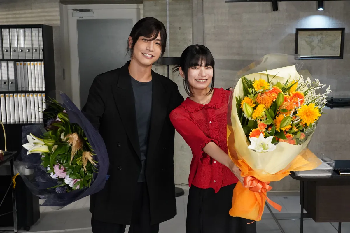 『DOCTOR PRICE』岩田剛典＆蒔田彩珠、笑顔と涙のクランクアップ「戦いのような思いで臨んだ4ヶ月でした」