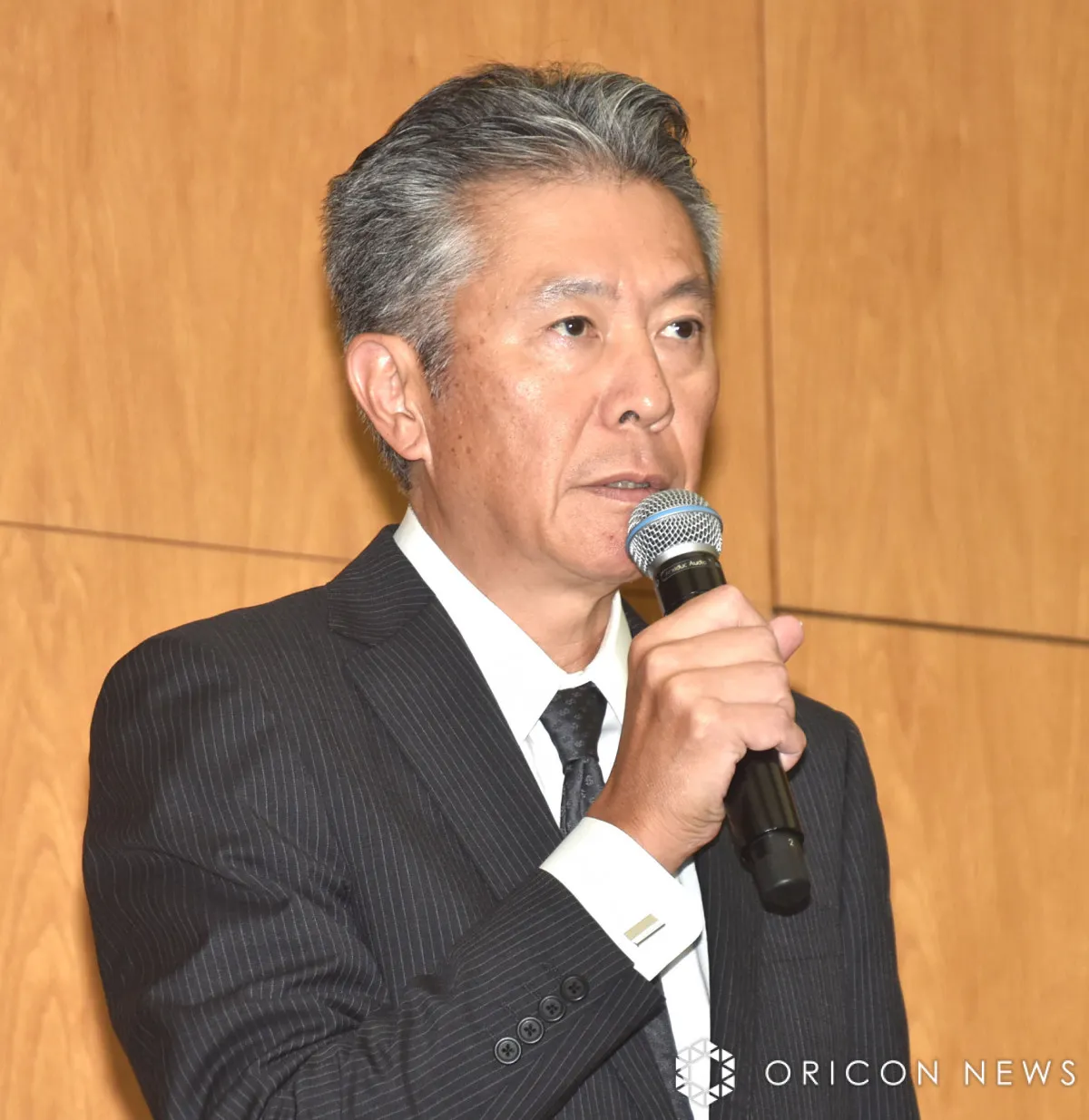 サントリーHD鳥井社長、新浪氏の会長辞任に言葉詰まらせる「二人三脚でやろうと言ったのに…」　警察の捜査受け