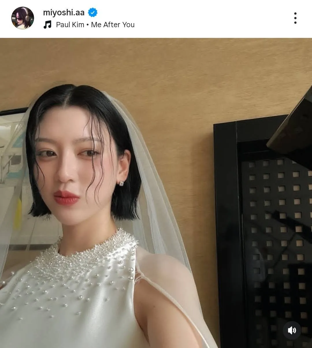 三吉彩花、ベッドでのシーンやウェディングドレス姿が「綺麗すぎる」　韓国の“OSTの王子”MVに出演オフショット