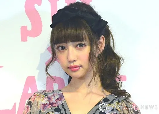 中村雅俊の三女・中村里砂、胸元を強調した魅惑ショットに反響「美しすぎてずっと見てたい」「見惚れちゃうよ〜」