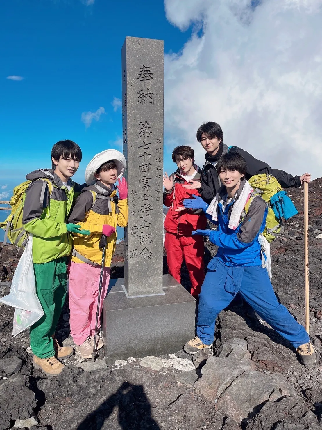 「歌謡界の頂点へ」華MEN組が富士山登頂　山頂で歌い踊る夢を達成