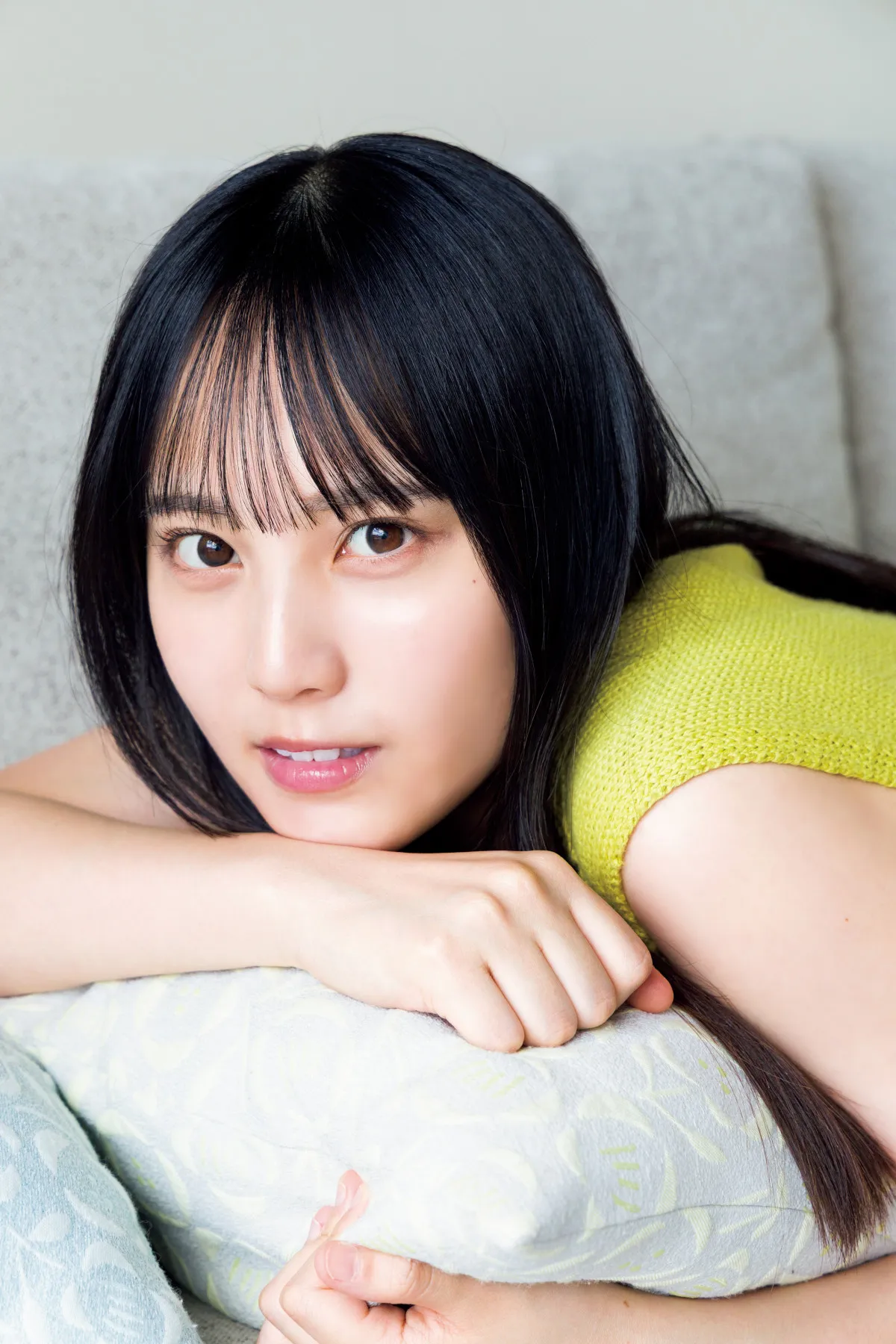 日向坂46松尾桜、水族館でデートグラビア　『少年サンデー』賞で表紙に初登場