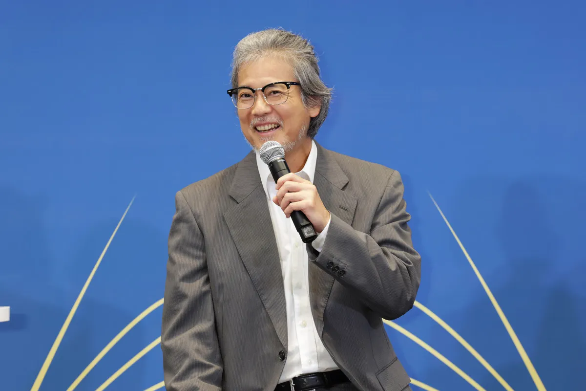 唐沢寿明、白髪まじりの長髪＆ひげの“冴えない男”姿で登場　強烈インパクト「別人です」