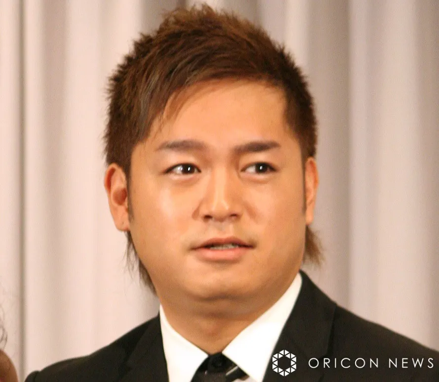 「初めて家族3人で」仁科克基、長男抱っこの妻と肩寄せ合う“家族ショット”で43歳の誕生日を報告「奥様美しい」