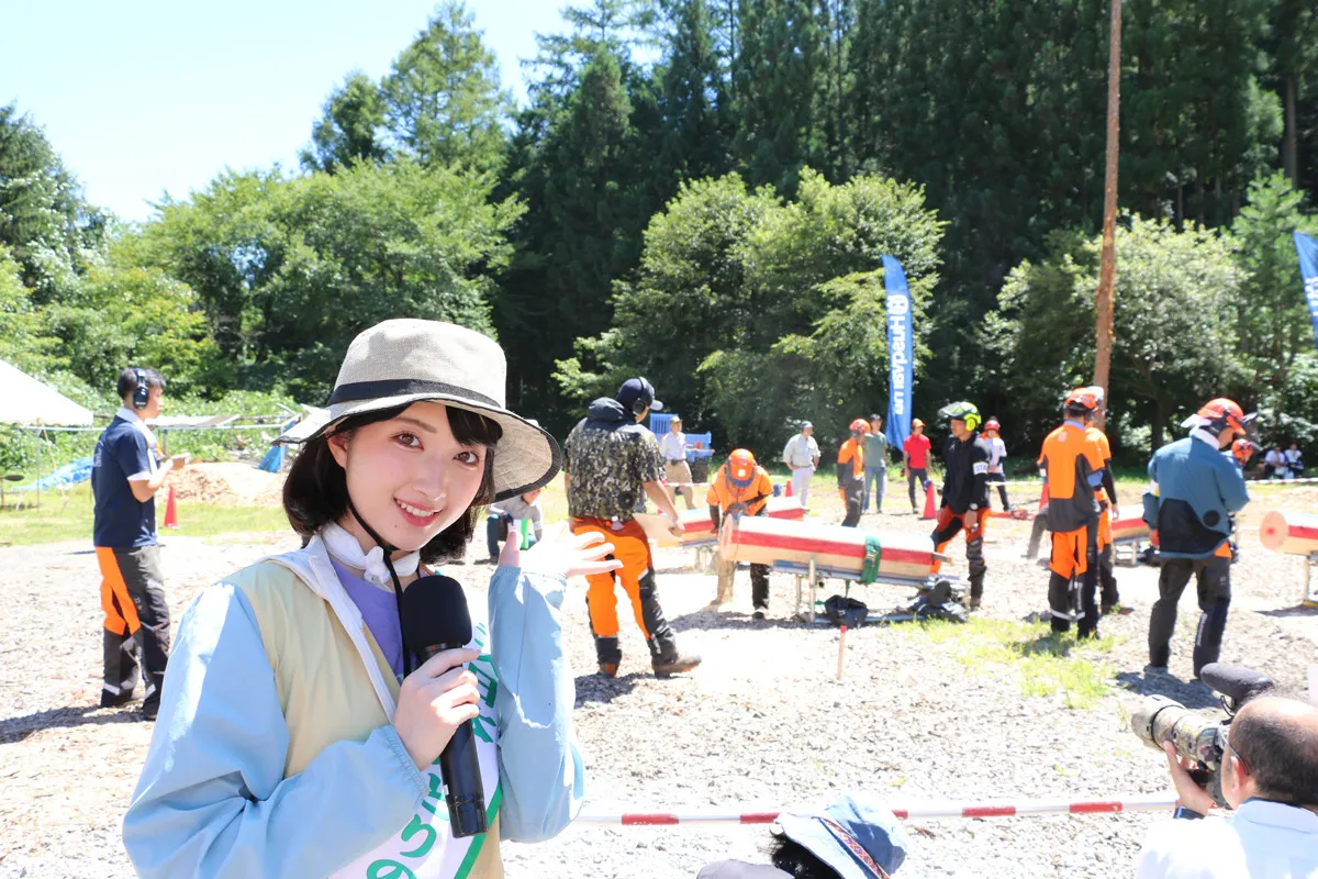 ミス日本みどりの大使・佐塚こころ、チェンソー技術の安全性や正確性を競う『信州伐木チャンピオンシップ2025』にリポーターとして出演　安全確保動作に興味津々
