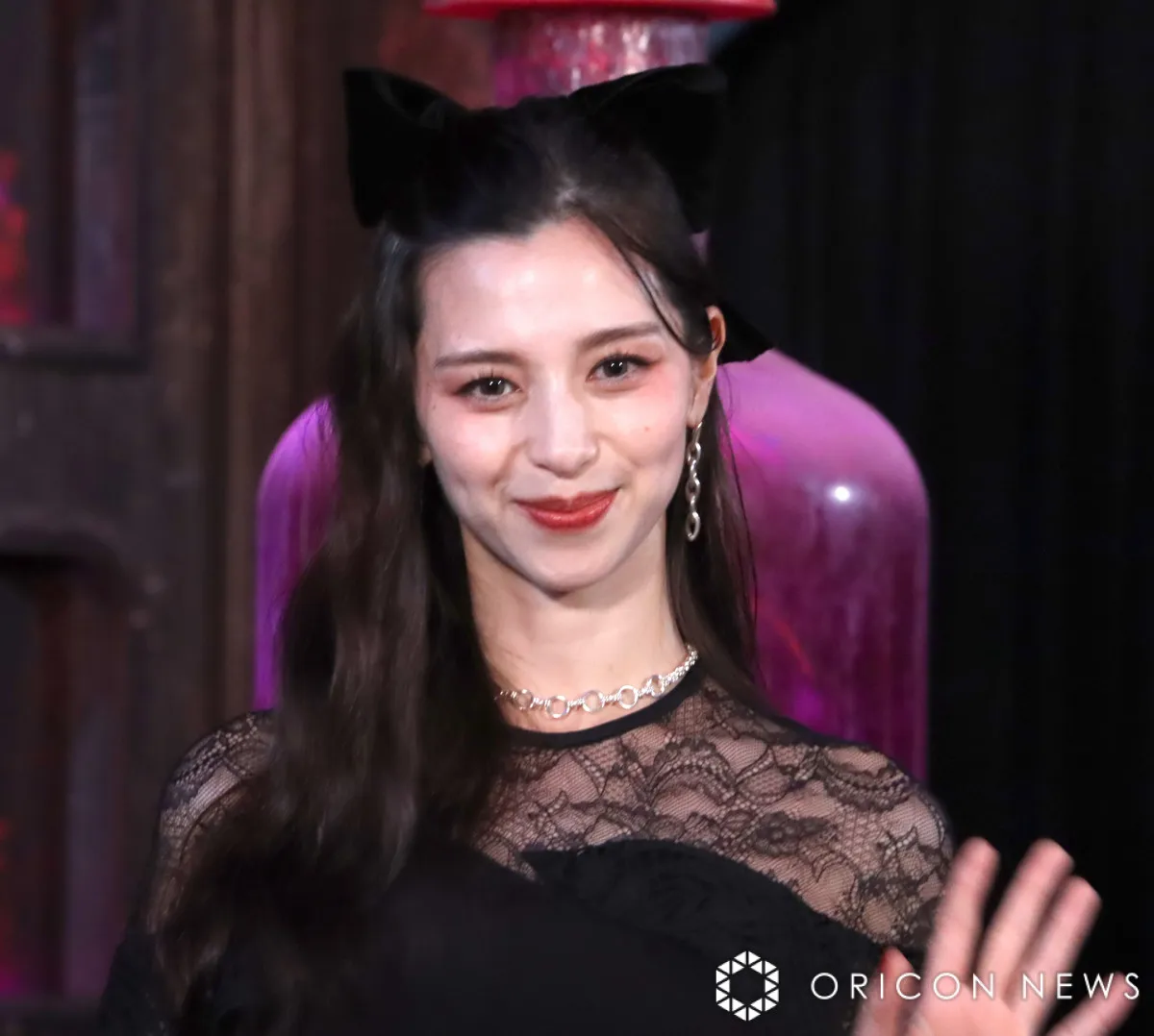 中条あやみ、USJのハロウィーン・イベントに“魔女風”ブラックドレスで登場　新アトラクションに「学生の頃にこれがあったら…」