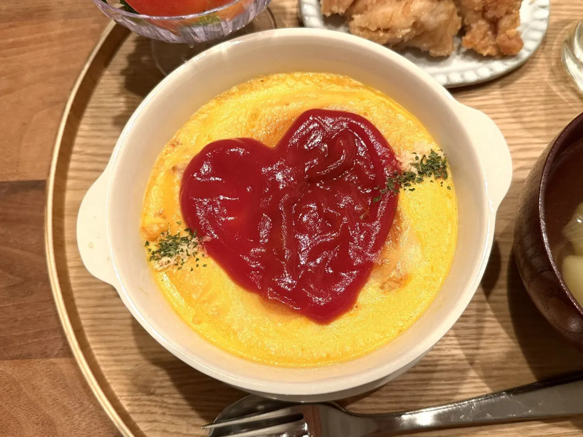 フライパン不要「中はとろっと焼きオムライス」レシピがおいしそう　チーズアレンジで最高