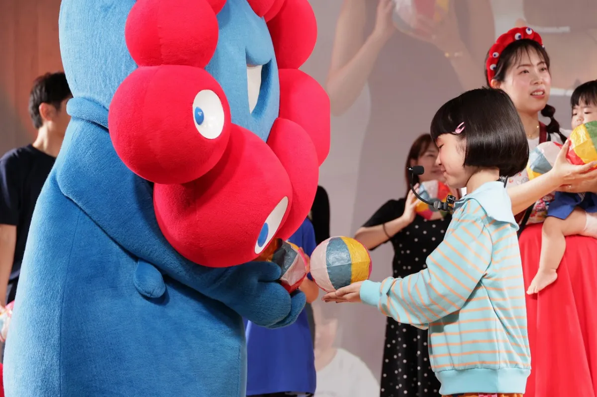 8歳・永尾柚乃、“35億年前生まれ”ミャクミャクと遊ぶ…内容は「エクササイズ」 “鉄人”室伏広治氏も異例3ショット