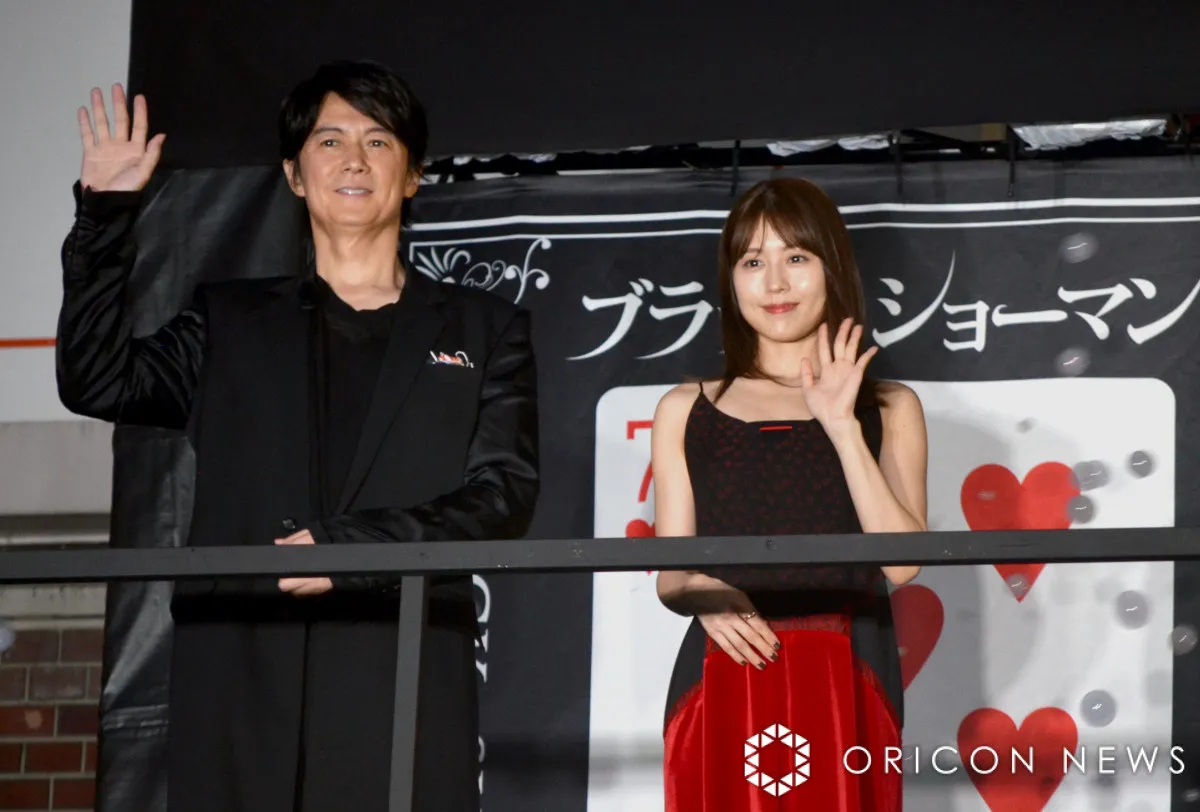 福山雅治＆有村架純の登場に新宿駅前が騒然「ましゃ～!!」　大型ビジョン越しにトランプマジックを披露