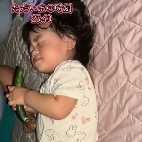 夜中にボリボリ…きゅうり大好きな2歳の女の子、“可愛すぎる寝食”にママも驚き「お嬢、最高すぎる」
