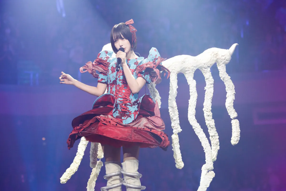 ano、自身初の日本武道館公演に約1万2000人が熱狂　新曲MV公開＆2026年ホールツアーも発表