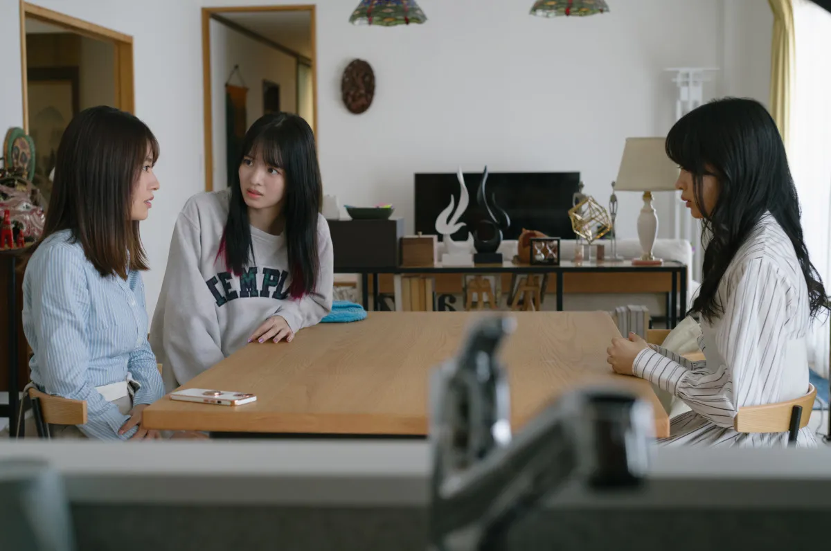 田辺桃子×横田真悠×林芽亜里、初日からシリアスシーン撮影　『推しの殺人』場面写真公開「すごく心強い」