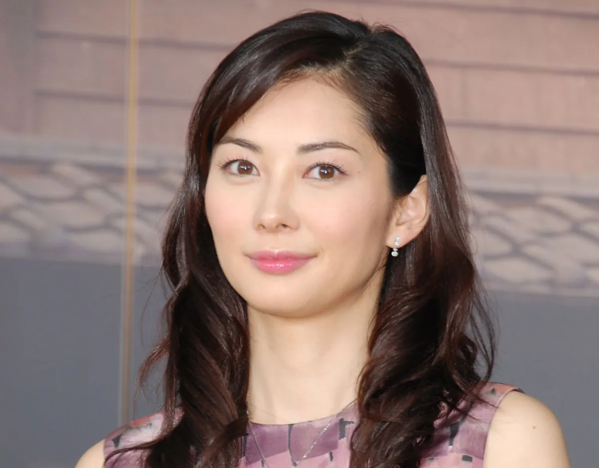 48歳・伊東美咲、かつての“愛車”と再会　約23年前のマツダ“名車”「とても愛着のある一台」
