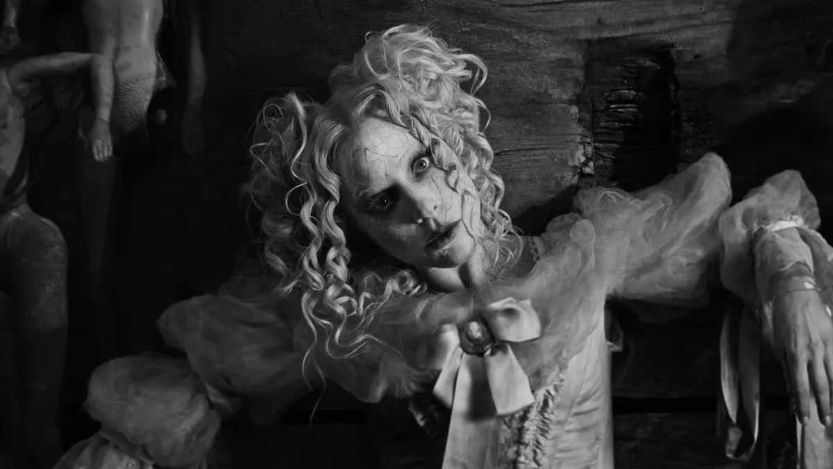 レディー・ガガ、ティム・バートン監督による新曲「The Dead Dance」MVを公開　ならではの不気味＆幻想的な世界観を演出