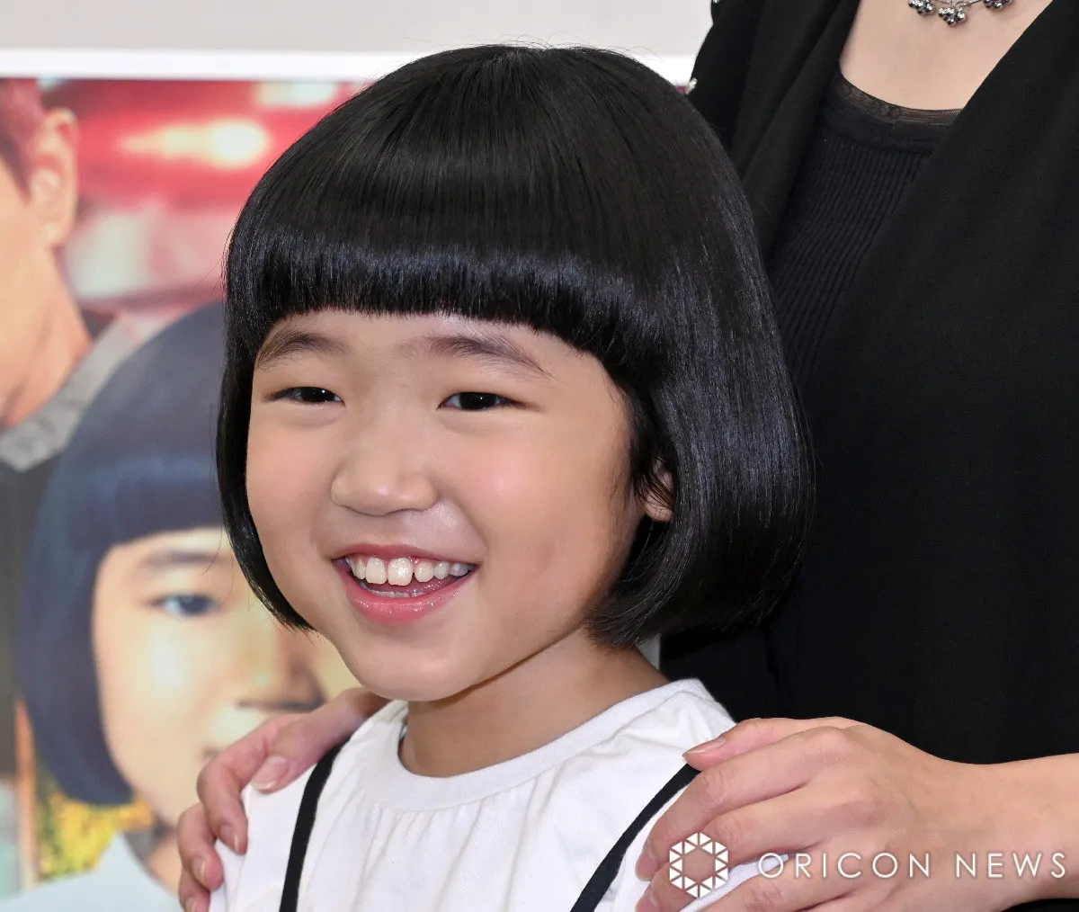 永尾柚乃、“母”と笑顔で2ショット「良い親子で清々しい」「お二人の笑顔に癒やされます」　ドラマ『誘拐の日』オフショット