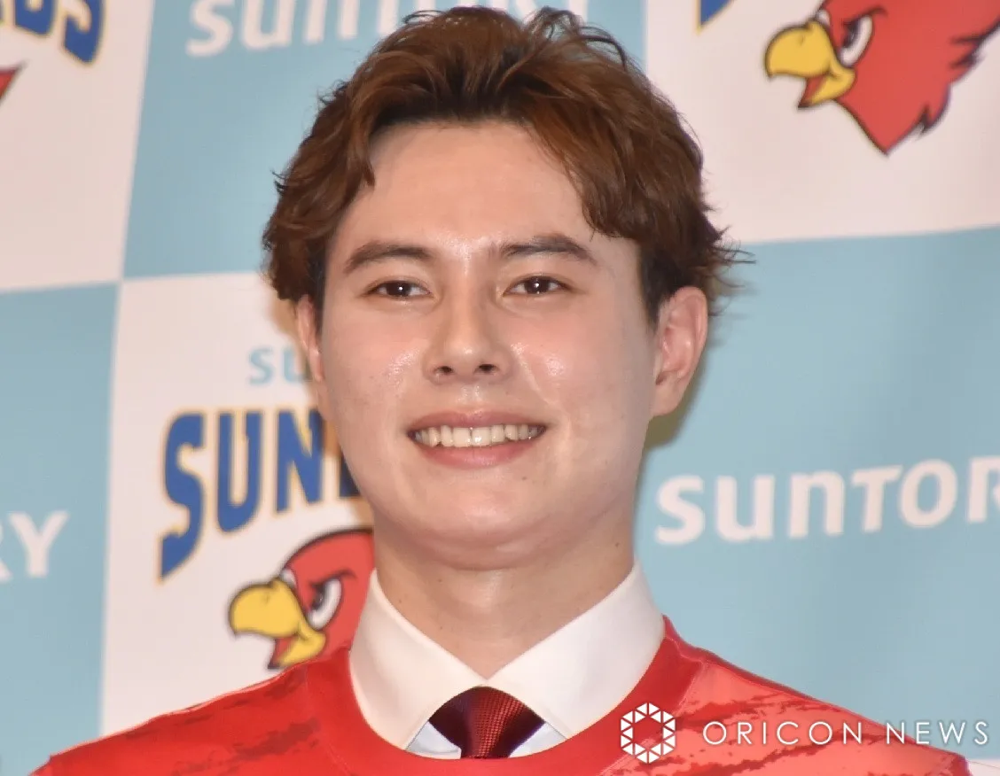 バレーボール男子・高橋藍、“腕組み”2ショットにファン興奮「めっちゃ高身長カップル」「ラブラブじゃないかぁ～」「宮浦さんの表情が何ともいえんくていいwwww」