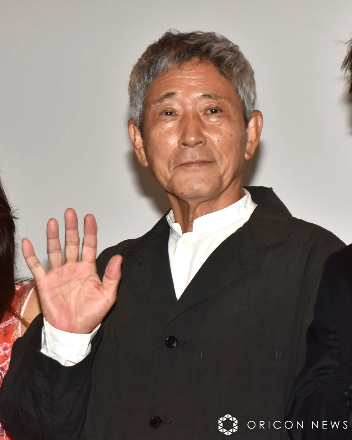 小林薫、74歳の誕生日をサプライズで祝われる　カラー設定画風の似顔絵に笑顔「家宝にします」