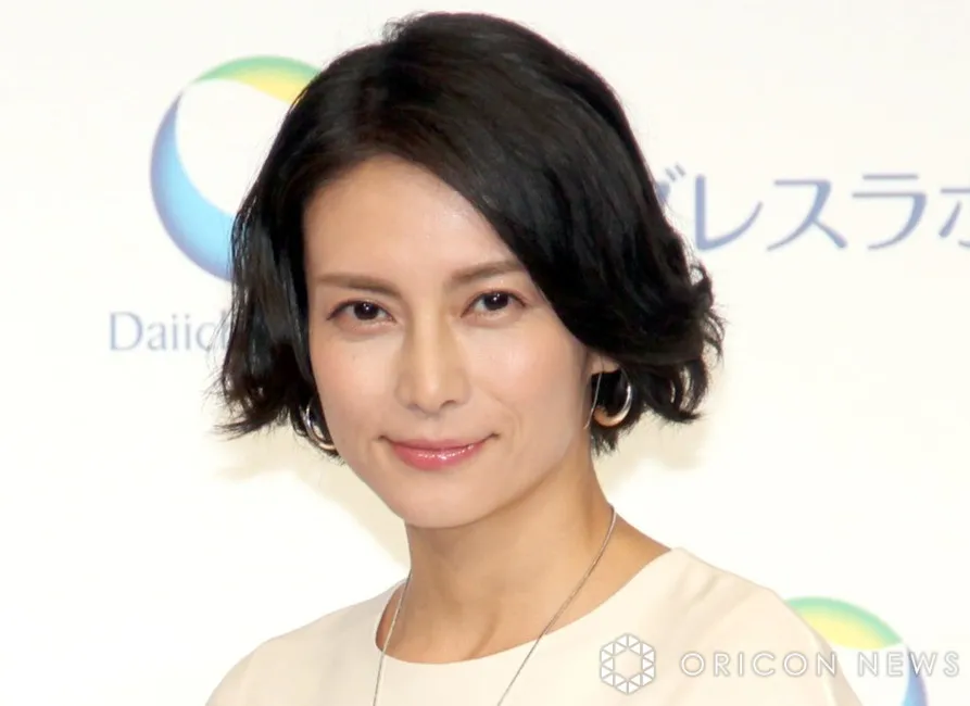柴咲コウ、川口春奈とクールに決めた近影に反響「顔小さ過ぎ」　ドラマ『スキャンダルイブ』メイキング