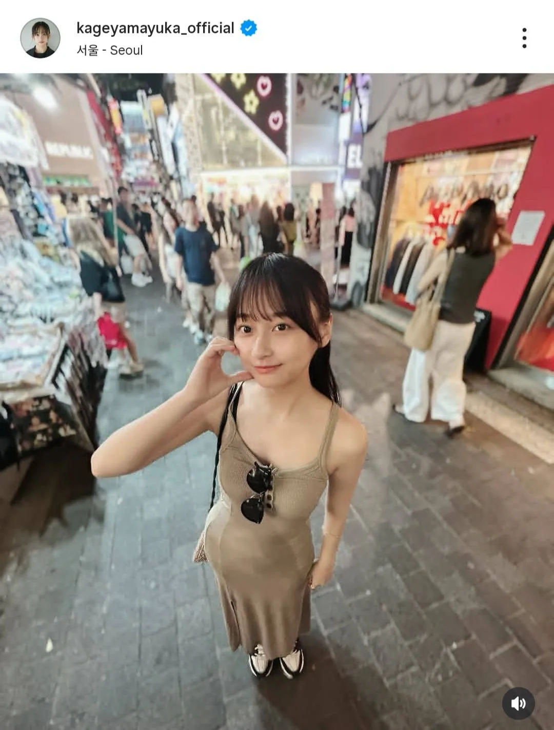 影山優佳、ボディライン際立つ“ピチピチ”ワンピース姿　夏らしい開放的なコーデで韓国満喫