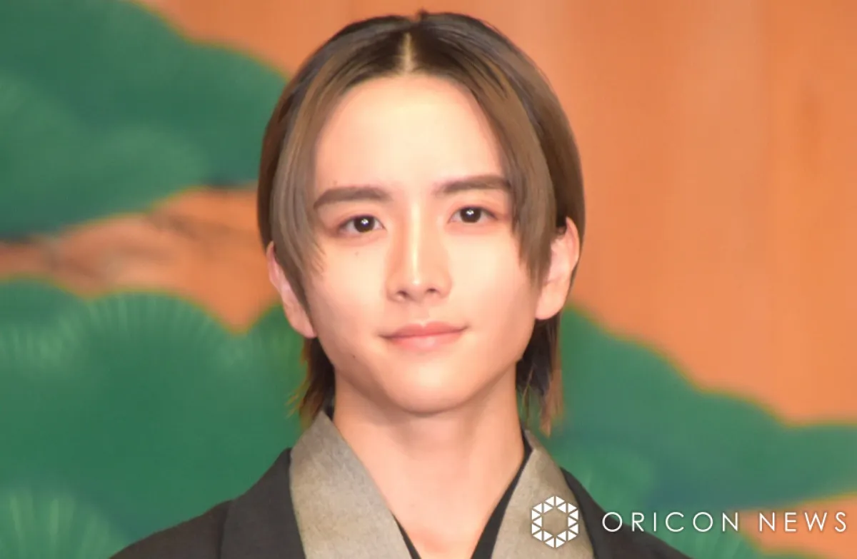 板垣李光人、「やっぱり似てる」“姉＆叔父”と仲良し“家族”ショット「かわいすぎ」　ドラマ『しあわせな結婚』オフショット