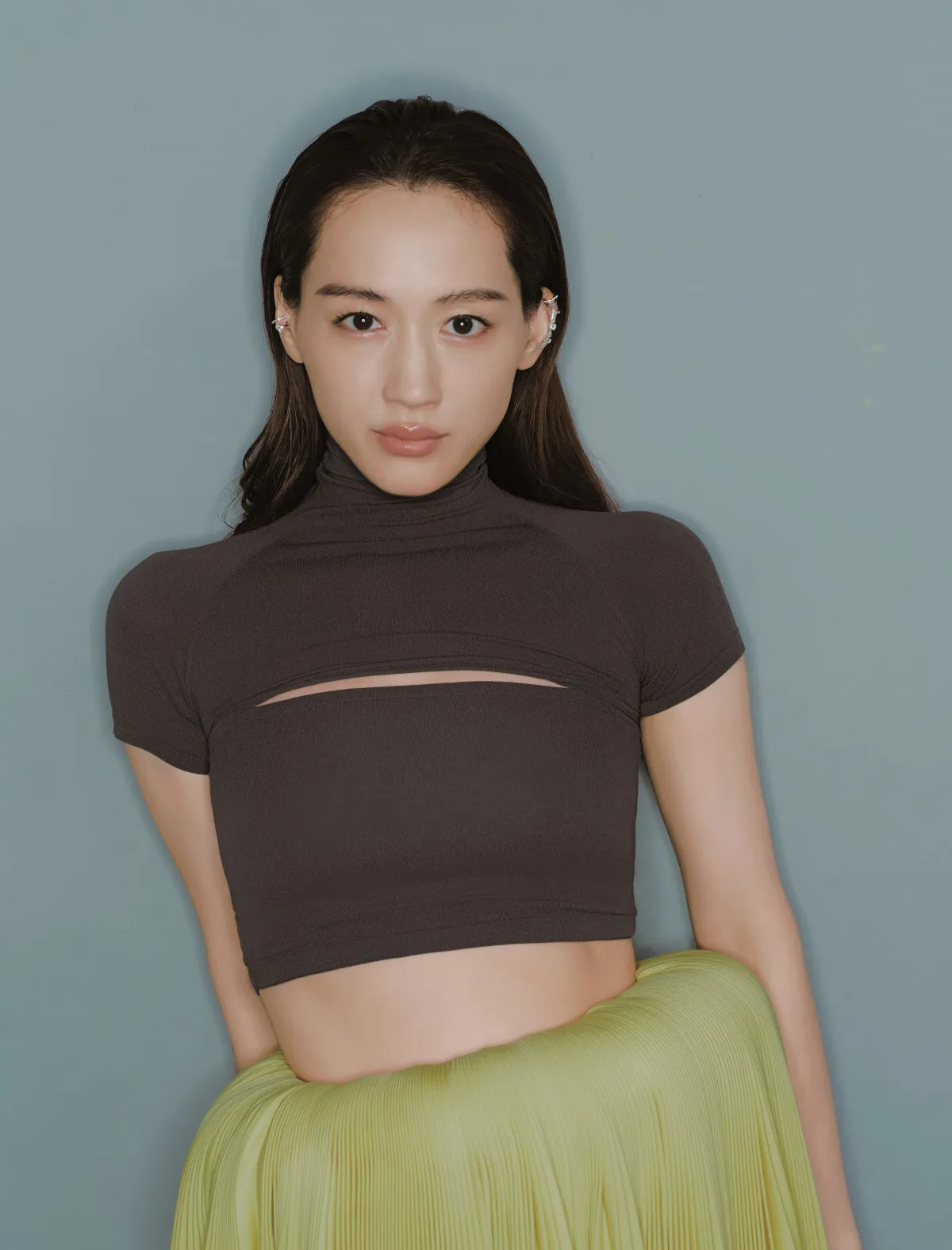 綾瀬はるか、引き締まった腹筋　笑顔封印で“ナチュラル美人”＆“ハンサム美人”も…『美的GRAND』秋号