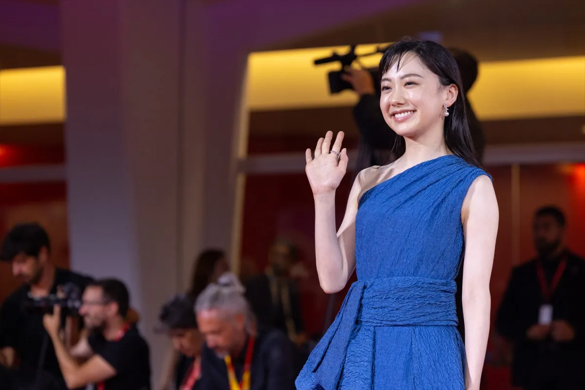 芦田愛菜、ブルーのワンショルダードレスで魅了　ベネチア国際映画祭レッドカーペットに登場