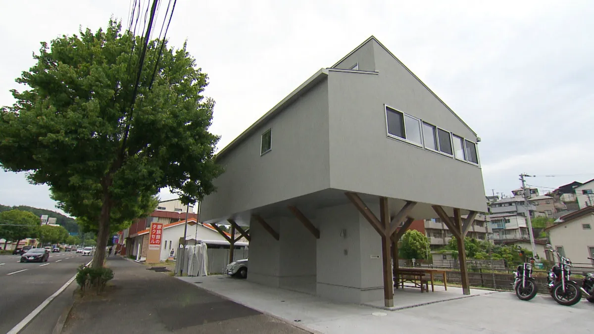 県道沿いの新居、“高床式平屋”が騒音問題解決　支える柱で大幅コストダウン【住人十色】