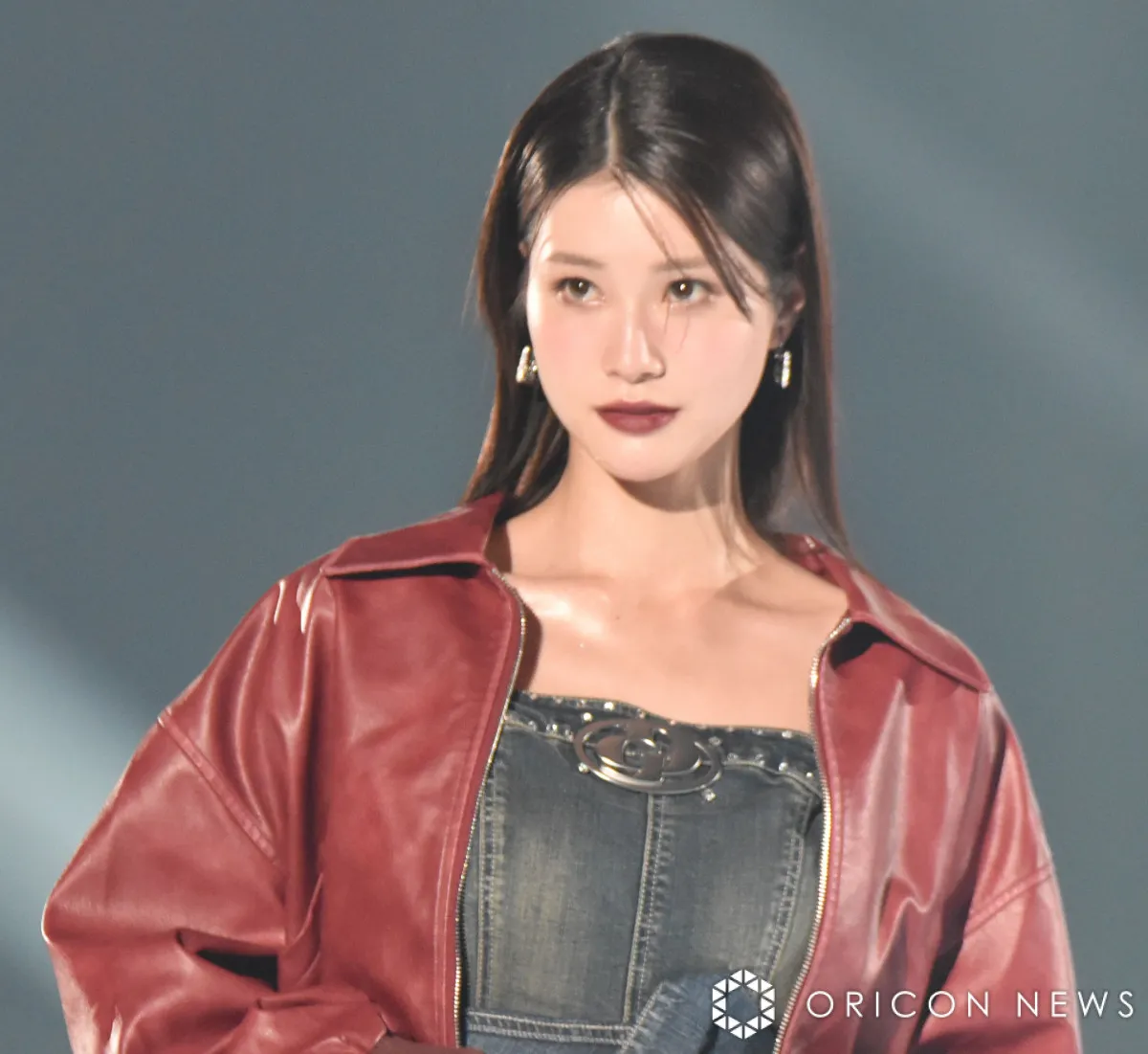 『TGC』生見愛瑠、大胆スリットから美脚チラリ　赤ジャケットで大人の色気も
