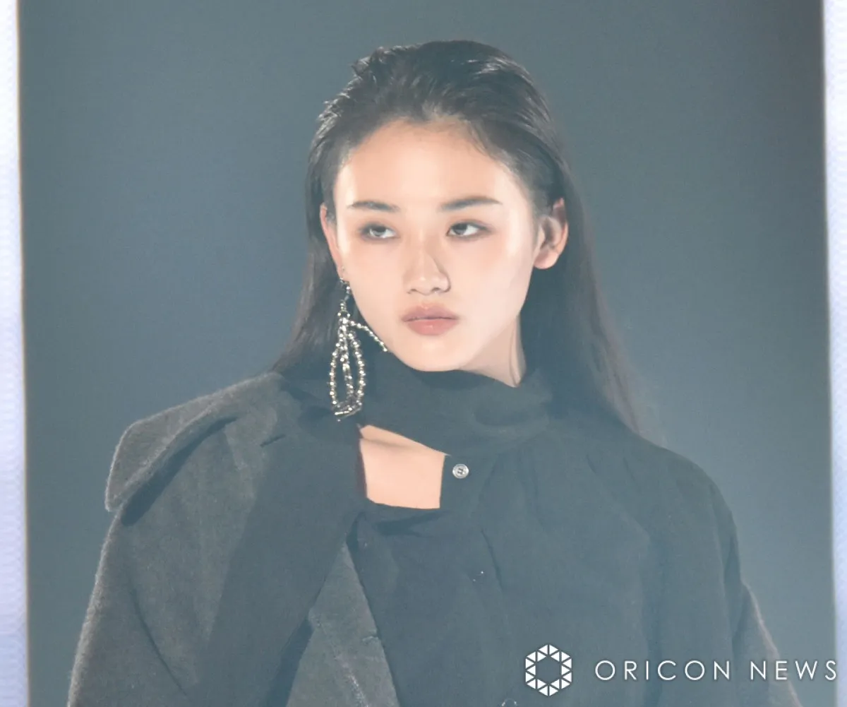『TGC』櫻坂46・山崎天、ロングコートなびかせ圧巻ランウェイ　洗練美に会場熱視線
