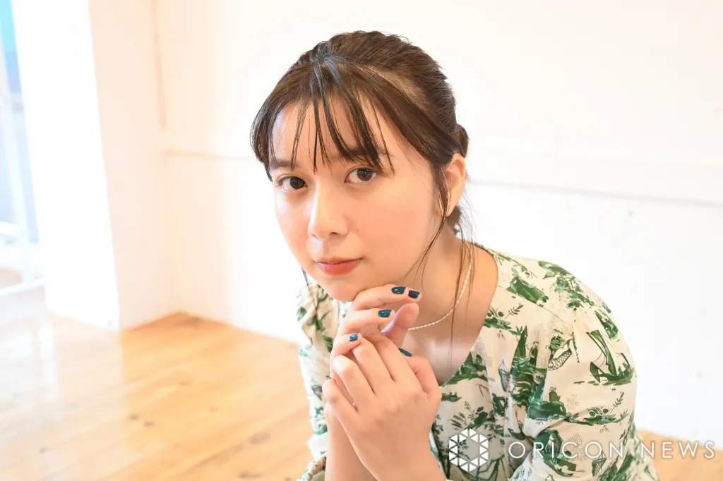上白石萌歌、茶髪“くるくるヘア”に「なにやっても似合う」「雰囲気好きすぎる」と反響　“印象ガラリ”な撮影ショット
