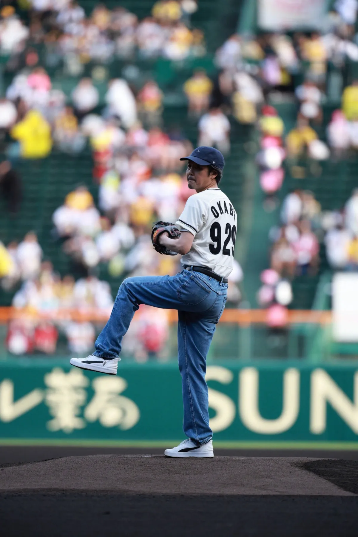 阪神タイガース優勝目前…朝ドラ俳優を雰囲気で圧倒　『ばけばけ』岡部たかしが甲子園マウンド登場