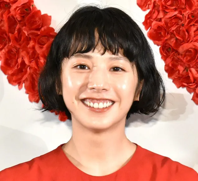 夏帆、“夫”との仲良しピース写真「お似合い」「舌ペロキャワイイ」　『じゃあ、あんたが作ってみろよ』で竹内涼真と共演