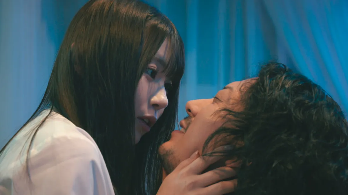 『デスキスゲーム』急接近の場面カット解禁　嶋佐和也VS葵いぶき、ぐんぴぃVS紗倉まな