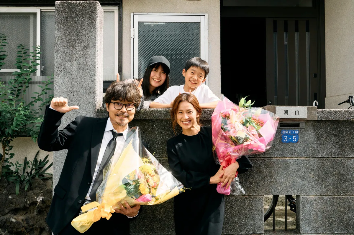 中村アン＆小澤征悦、喪服の“家族写真”が到着　『朝山家』予想つかぬ結末へ、今夜最終回見どころ