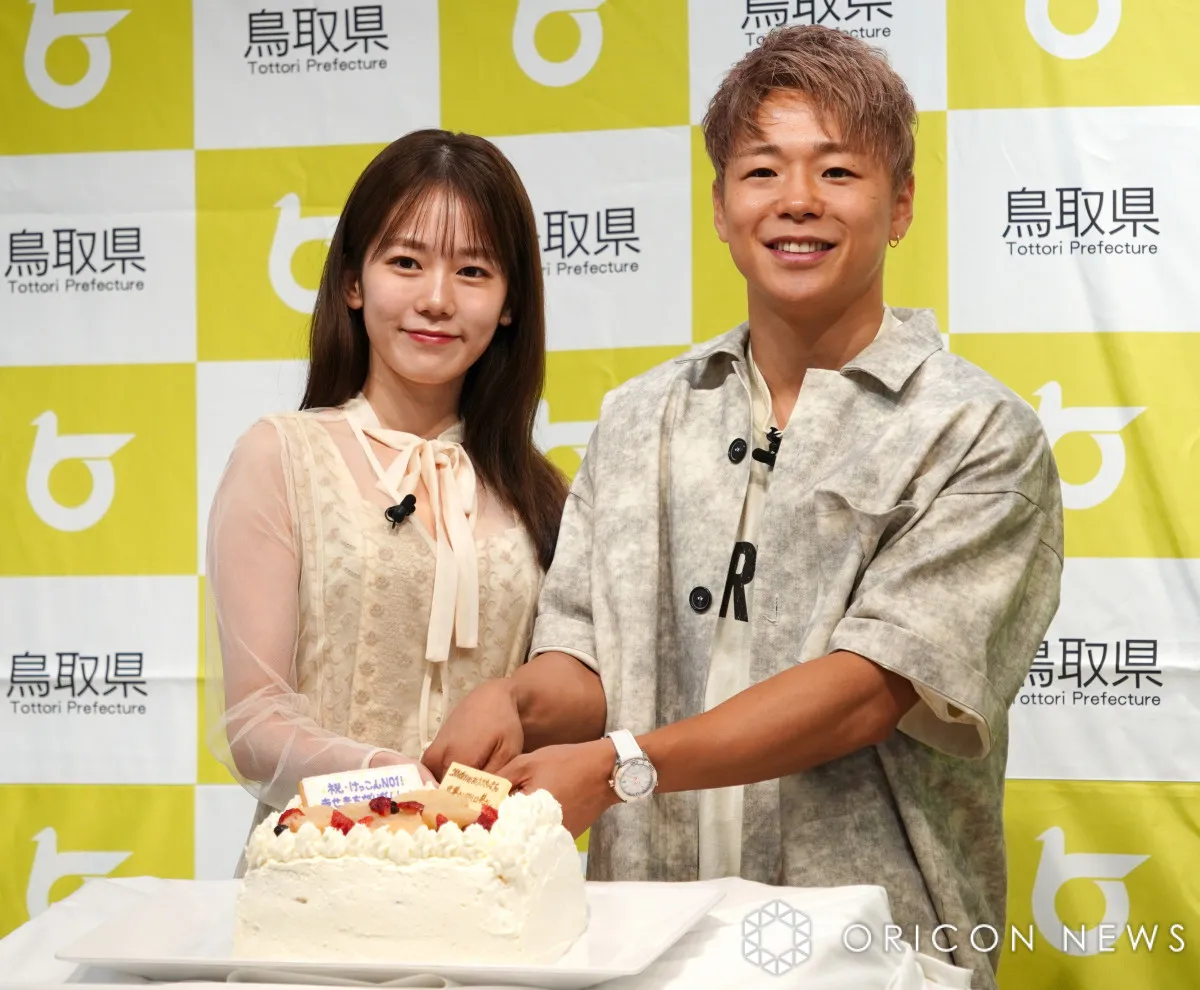 武尊＆川口葵、夫婦そろって初公の場で「あーん」　サプライズウェディングケーキで初入刀