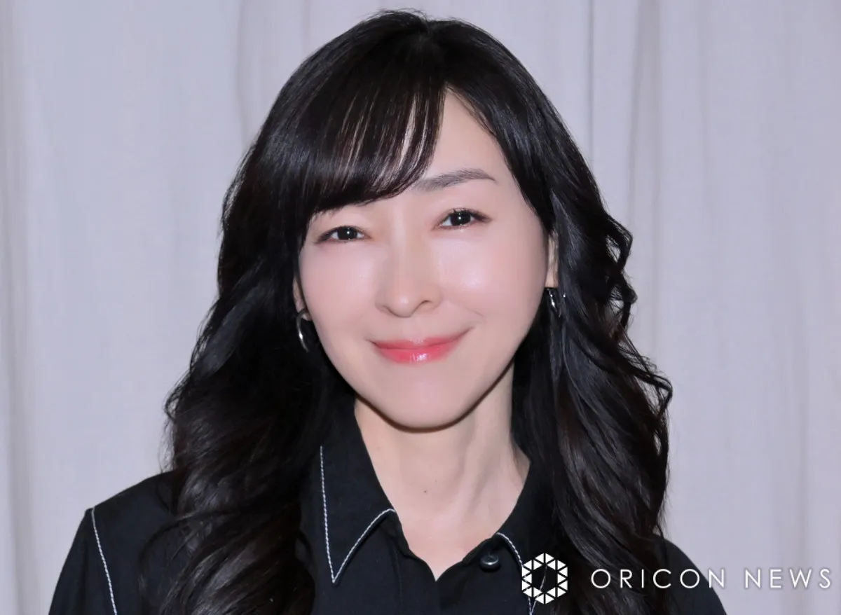 “みさえ”麻生久美子、8歳息子がゲットした“まさおくん”を手にご機嫌ショット「まるメガネ似合う」「かわいいです麻生さん」
