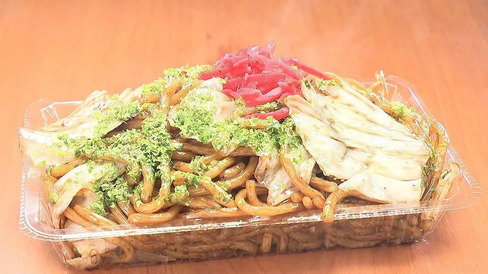『オモウマイ店』昼2時間だけ営業の“焼きそば屋”　こだわりの“やきそば”（450円）　3段階のソースで完成