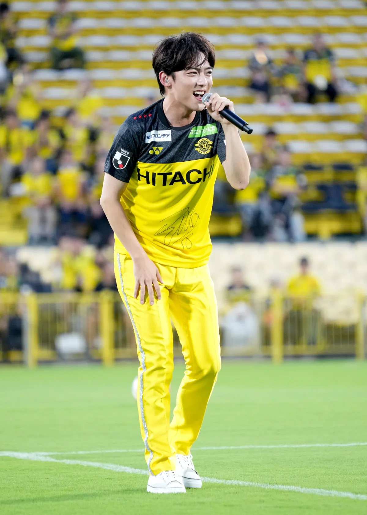 辰巳ゆうと、柏レイソル戦でスペシャルライブ開催　垣田裕暉選手応援歌バージョン「迷宮のマリア」を披露