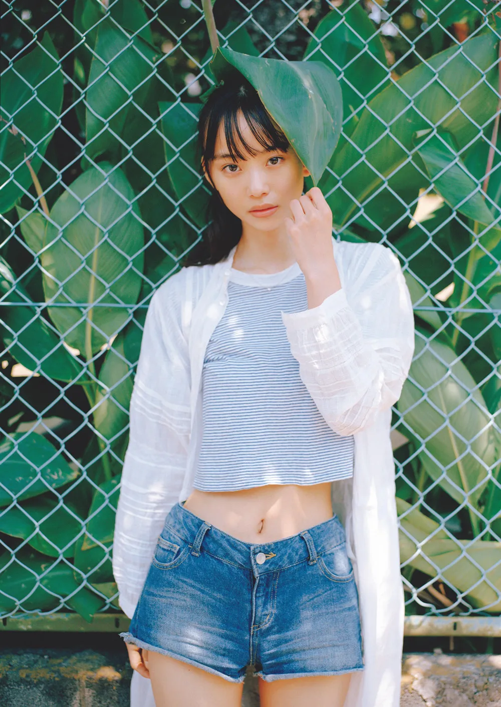 松本麗世、ほっそりウエスト披露　『週プレ』仮面ライダーヒロイン特集に登場