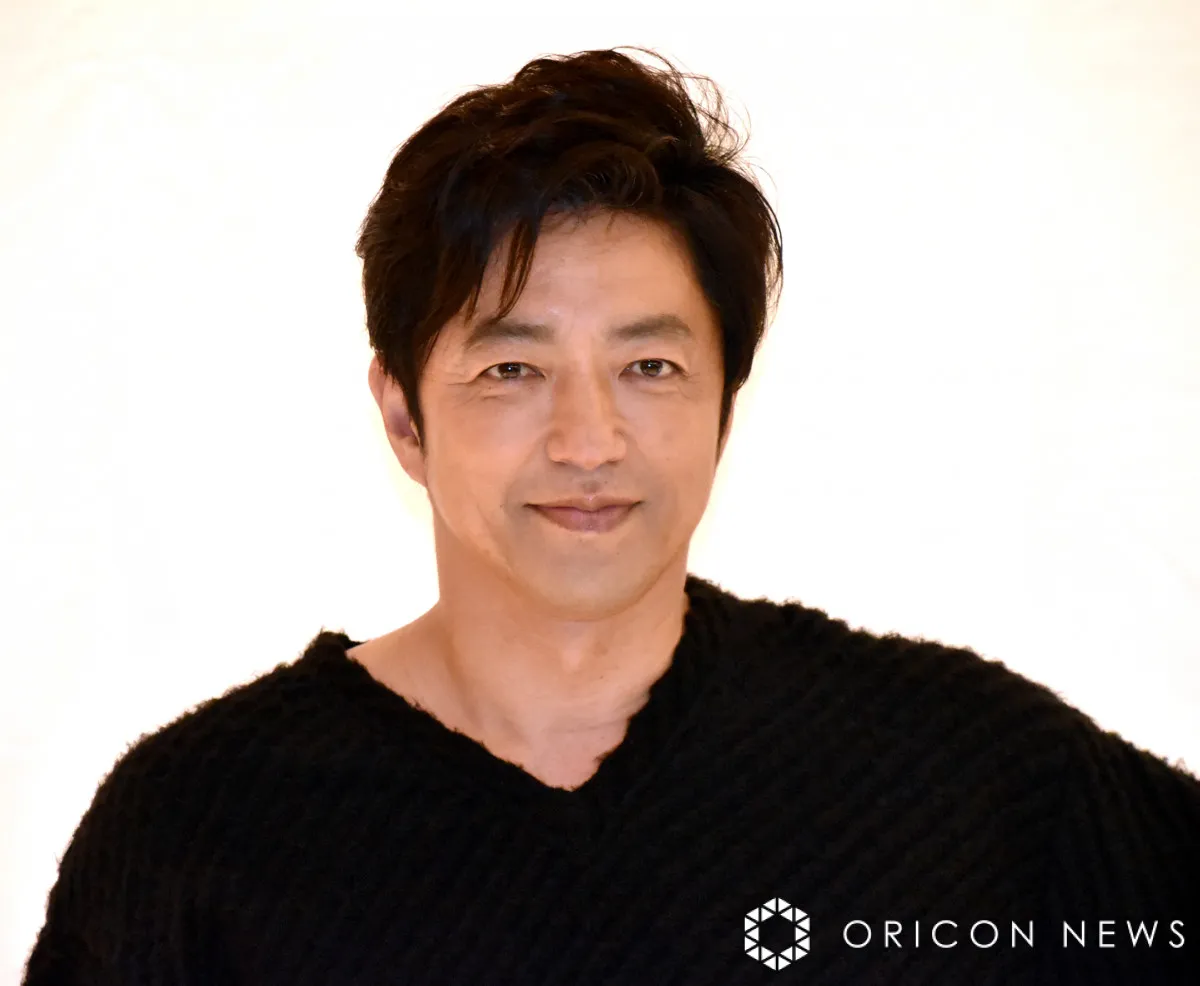 57歳・大沢たかお、夕日を背に爽やか笑顔「神々しい」「夕陽より大沢さんの方が眩しい」「もうすぐ還暦の笑顔にみえません」