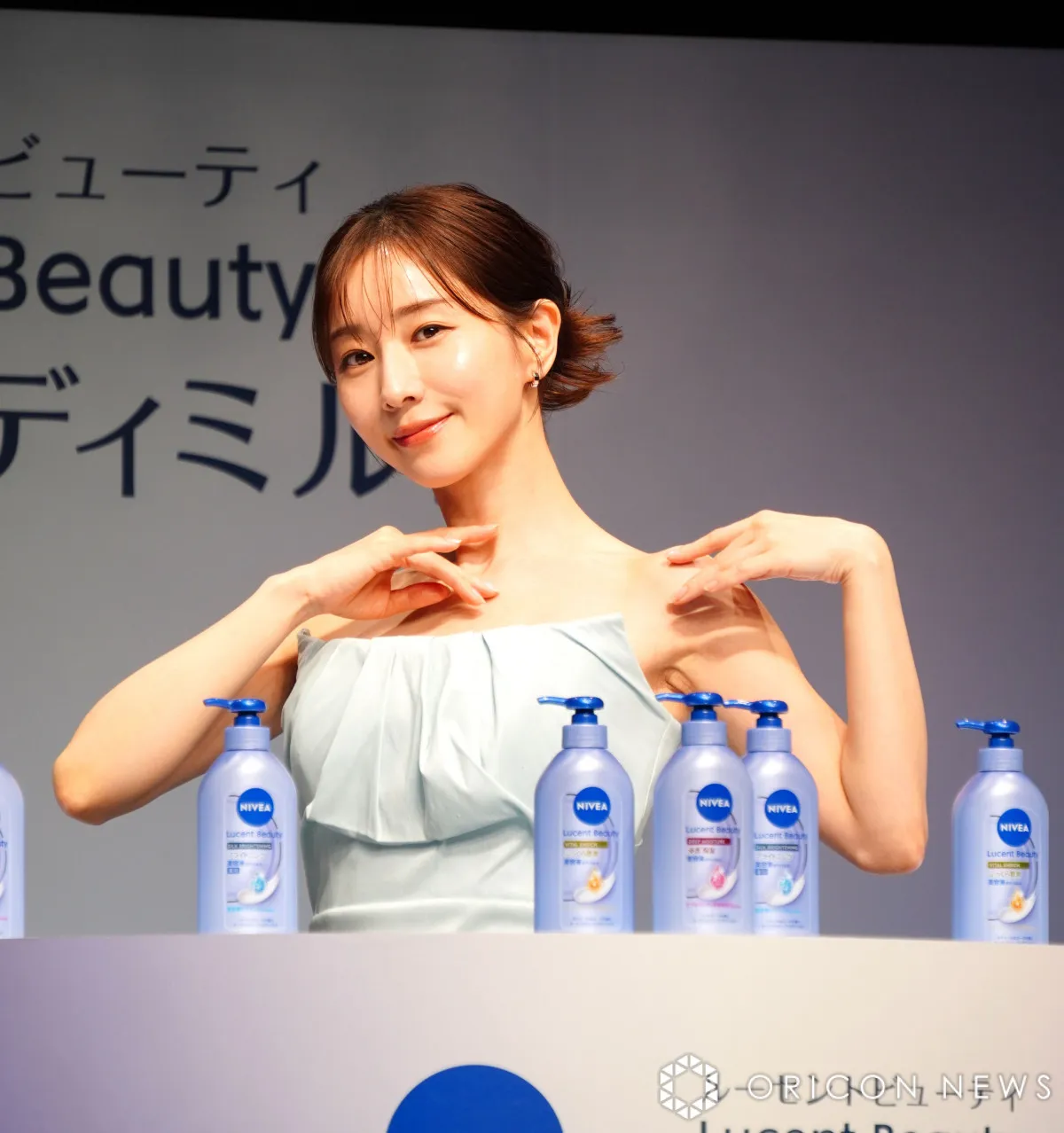 田中みな実、つややか美デコルテに手を這わせアピール　映像投影で照れ笑い