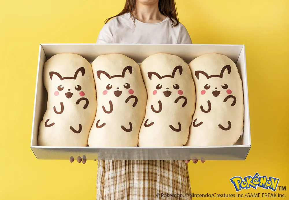 ピカチュウ4体が“むぎゅっ”　4倍サイズの「ピカチュウ東京ばな奈」