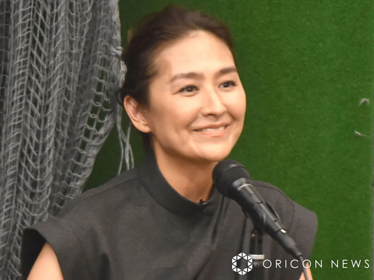亜希、新居の“広々”キッチンお披露目「めちゃめちゃ広い」「海外みたいなL字キッチン」「素敵ー」