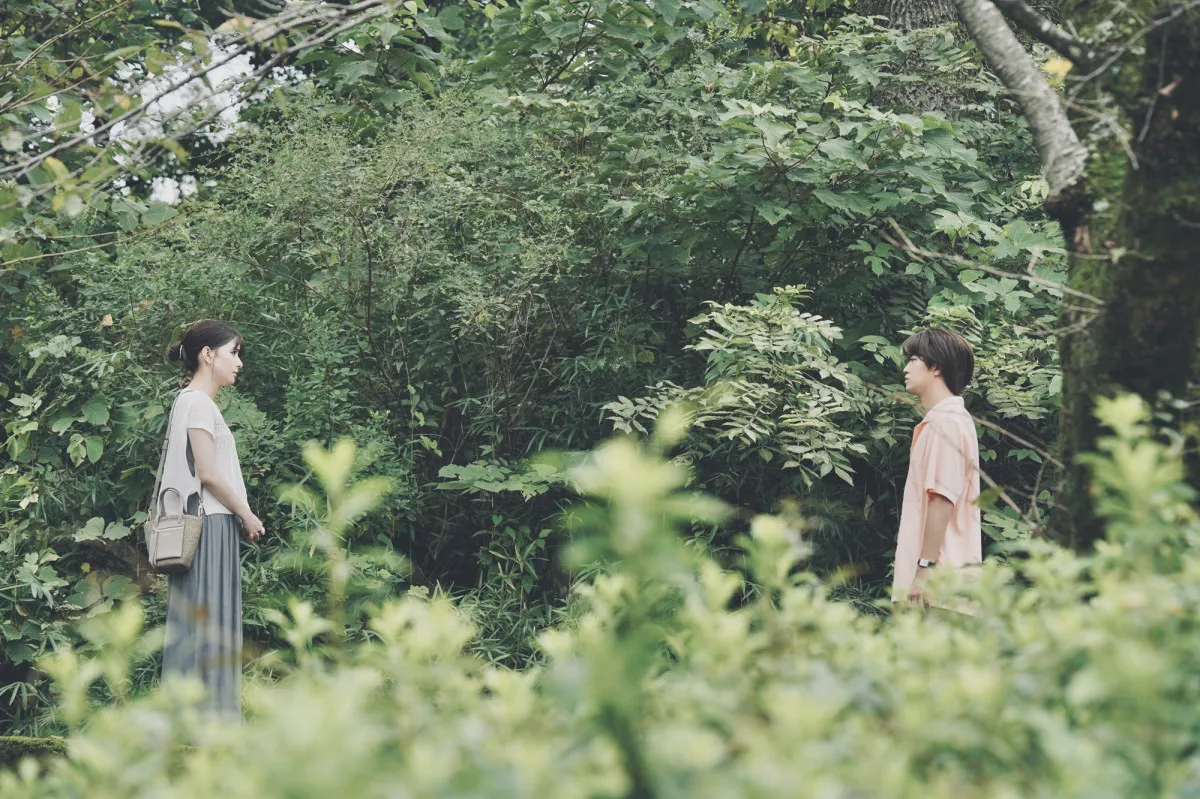芳根京子＆高橋海人“入れ替わったふたり”の切ない思いがあふれ出す　『君の顔では泣けない』場面写真が公開